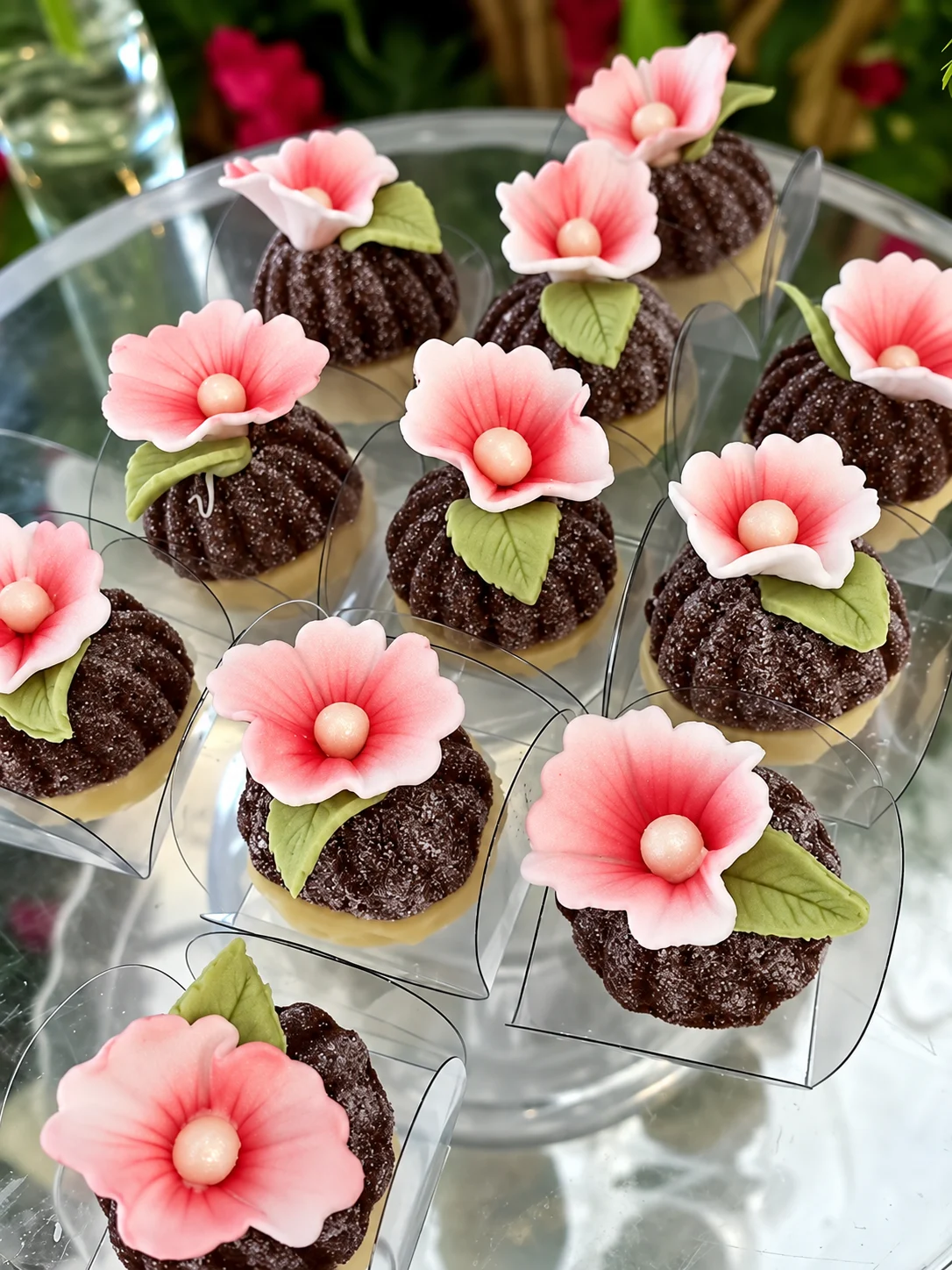 Brigadeiros de chocolate com flores de açúcar em caixa de apresentação